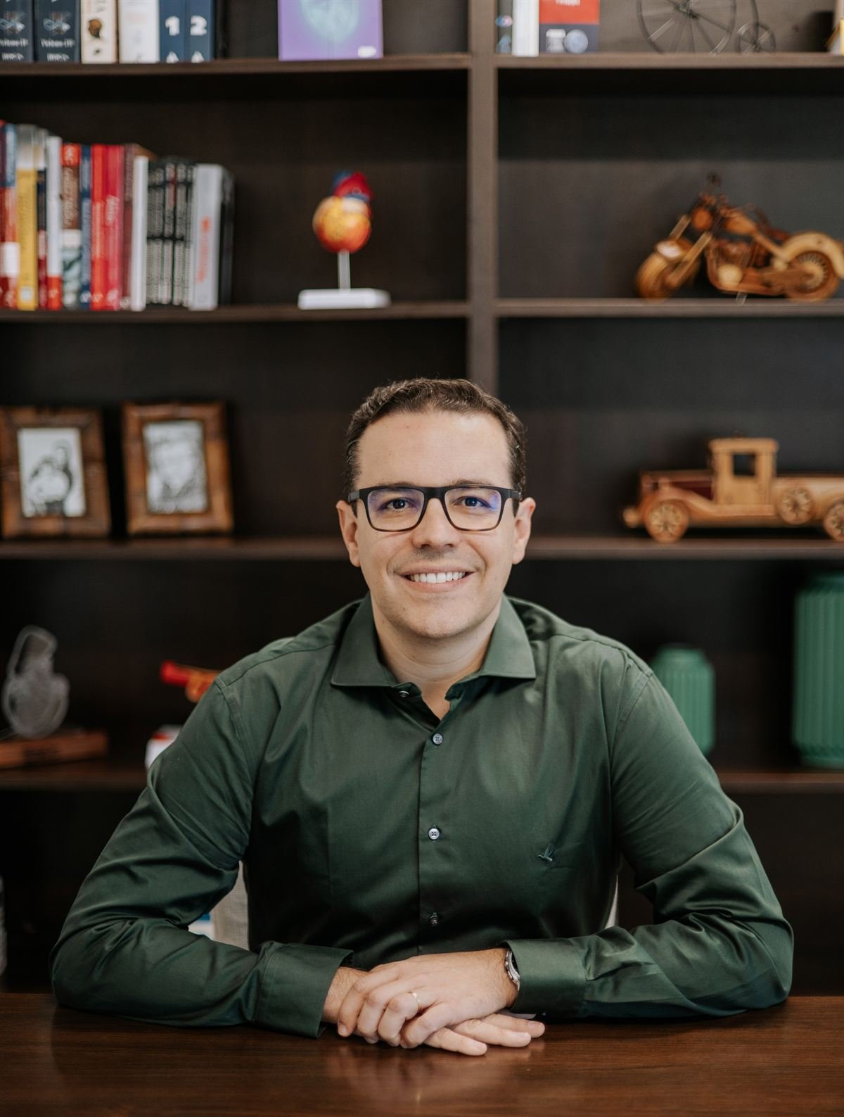 Dr. Giovanni Pinto, cardiologista, em seu consultório